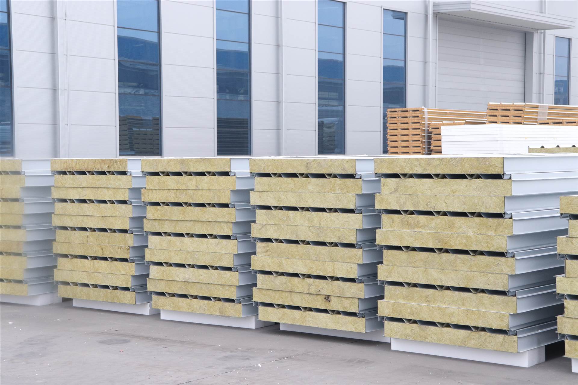 外墻聚氨酯發(fā)泡保溫板施工工藝如何